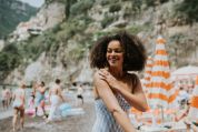 frau-cremt-sich-ein-am-strand frau-cremt-sich-ein-am-strand